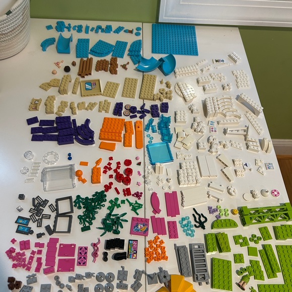 LEGO Friends Heartlake Poolside Adventure Set - Purple, Blue, Orange - Picture 5 of 6